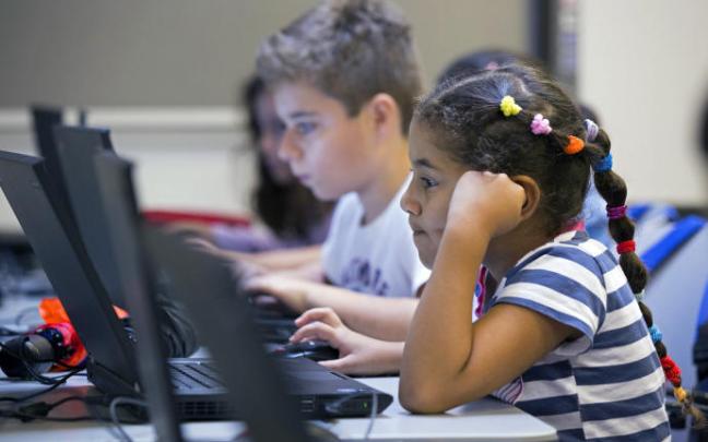 En estos dos últimos cursos el departamento de Educación ha comprado 100.000 equipos para la red pública, y ha subvencionado la adquisición de otros 60.000 para la red concertada En estos dos últimos cursos el departamento de Educación ha comprado 100.000 equipos para la red pública, y ha subvencionado la adquisición de otros 60.000 para la red concertada