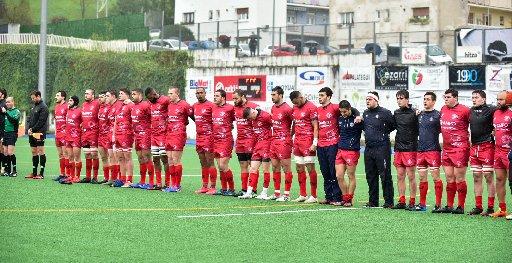 Los jugadores del Ordizia, durante el minuto de silencio.