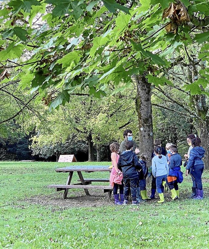 Un grupo de niños en el parque Oiangu. Foto: N.G.