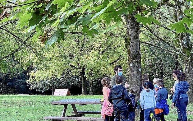 Un grupo de niños en el parque Oiangu. Foto: N.G. Un grupo de niños en el parque Oiangu. Foto: N.G.