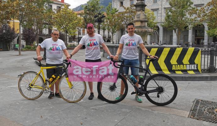 Javi, Abel y Xabi, en la Foru Plaza de Orduña donde se realizará el reto el 17 de octubre.