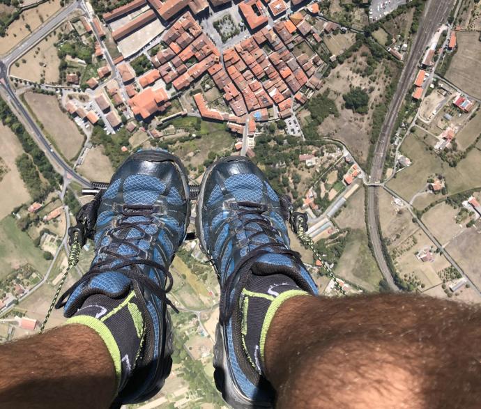 Las imágenes pueden ser captadas en vuelo o desde tierra, pero tiene que aparecer al menos un parapente.