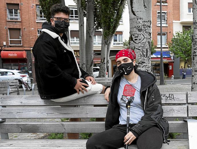 Pol Cordovez –izquierda– y Shu Otero –derecha–, integrantes de la Coordinadora del 28-J de Gasteiz, antes de su encuentro con este periódico. El colectivo se ha reunido en asambleas casi semanales para dar forma a la movilización de mañana.Foto: Alex Larr