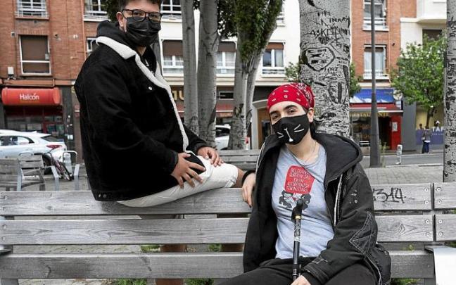 Pol Cordovez –izquierda– y Shu Otero –derecha–, integrantes de la Coordinadora del 28-J de Gasteiz, antes de su encuentro con este periódico. El colectivo se ha reunido en asambleas casi semanales para dar forma a la movilización de mañana.Foto: Alex Larr
