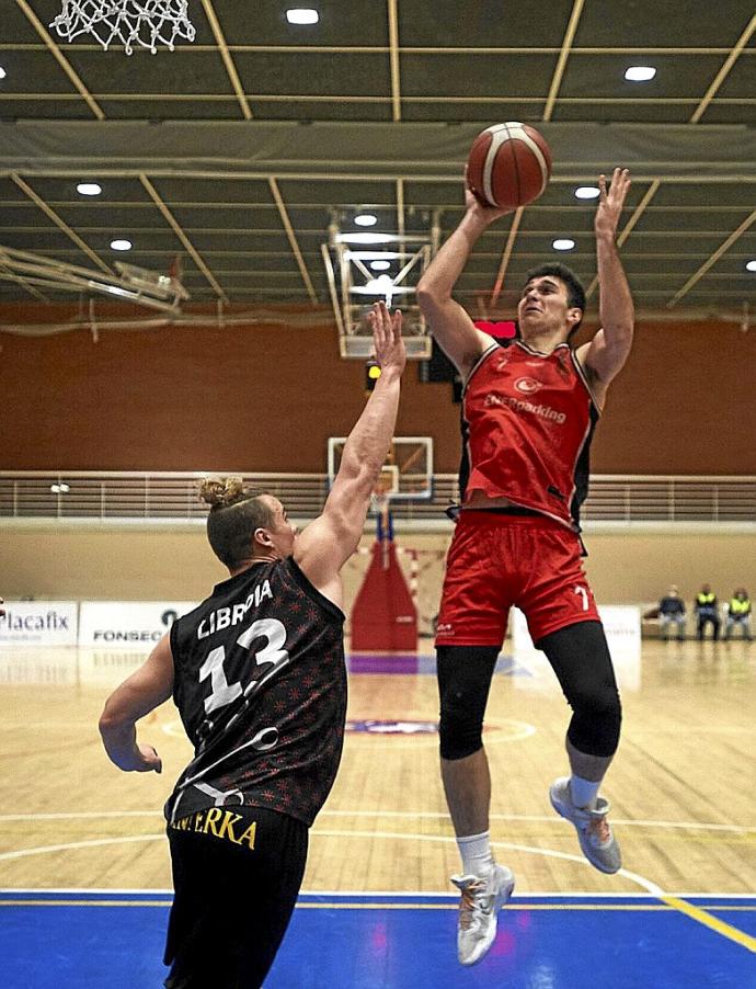 Fercho se eleva para lanzar a canasta en un partido ante el Círculo Gijón.