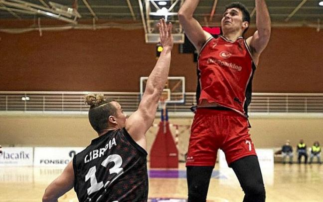 Fercho se eleva para lanzar a canasta en un partido ante el Círculo Gijón.