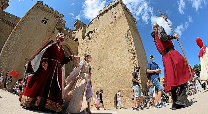 El Cortejo Real desfiló en honor a sus majestades Carlos III y Leonor de Trastámara.