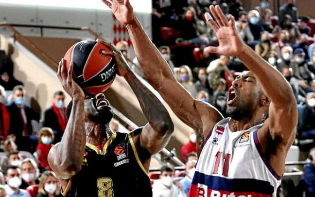 Granger trata de taponar una entrada de Bacon. Foto: Euroliga