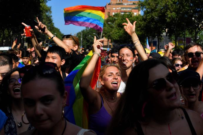 Participantes en la marcha del Orgullo LGTBIQ+ en Barcelona