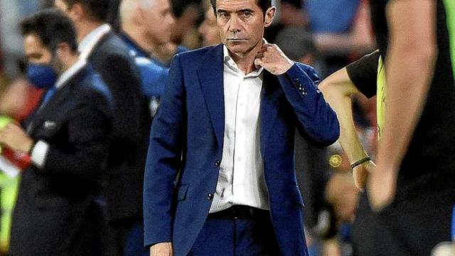 Marcelino García Toral, con cara de circunstancias, en la zona técnica del Sánchez Pizjuán. Foto: Afp Marcelino García Toral, con cara de circunstancias, en la zona técnica del Sánchez Pizjuán. Foto: Afp