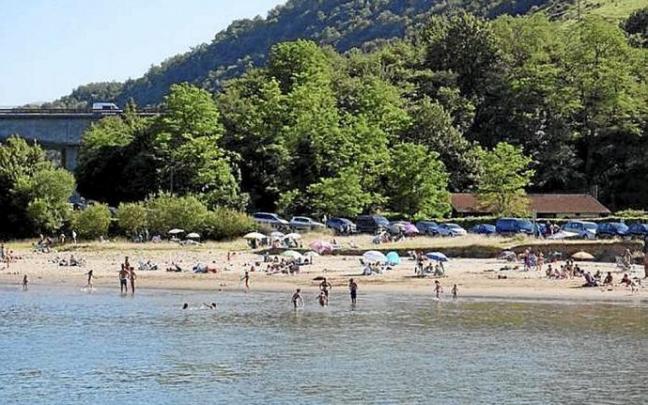 Oribarzar hondartza udako egun batean. Argazkia: Karkara