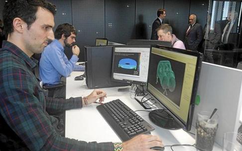 Trabajadores de una empresa que diseña y fabrica cámaras para satélites. Foto: P. Viñas Trabajadores de una empresa que diseña y fabrica cámaras para satélites. Foto: P. Viñas