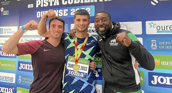 Asier celebra el triunfo con Jon Seriola, compañero, y François Beoringyan, entrenador. Foto: @ASIERMARTINEZ17