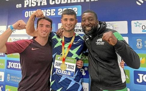Asier celebra el triunfo con Jon Seriola, compañero, y François Beoringyan, entrenador. Foto: @ASIERMARTINEZ17 Asier celebra el triunfo con Jon Seriola, compañero, y François Beoringyan, entrenador. Foto: @ASIERMARTINEZ17