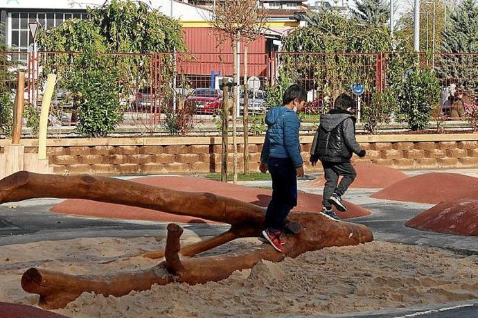 Dos niños jugando en el renovado patio de Orokieta.