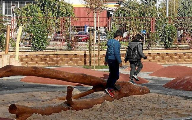Dos niños jugando en el renovado patio de Orokieta.