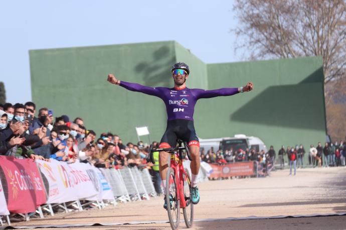 Felipe Orts celebra el título estatal de ciclocross.
