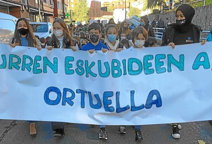 El alumnado de Ortuella salió a la calle para reivindicar los derechos universales del niño. Foto: DEIA