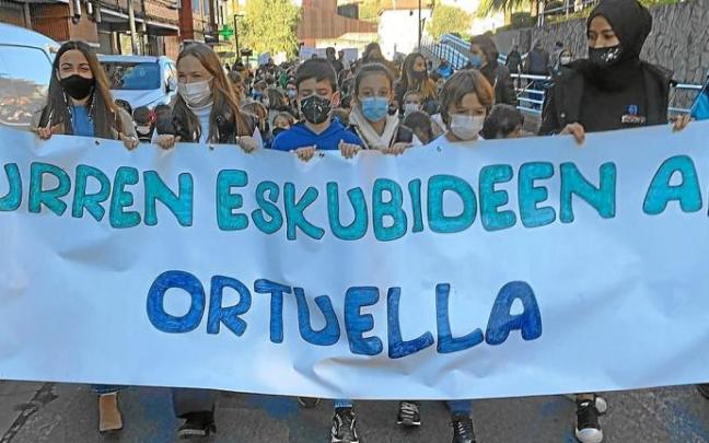 El alumnado de Ortuella salió a la calle para reivindicar los derechos universales del niño. Foto: DEIA