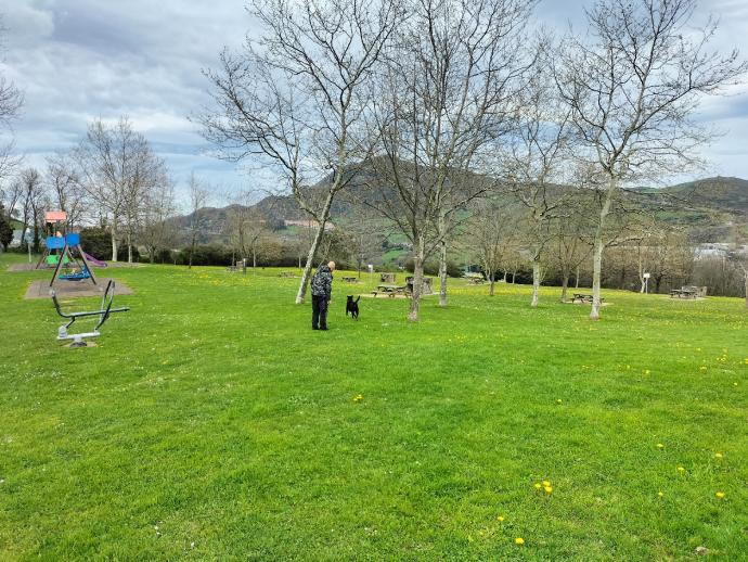 El Barracón de Ortuella cuenta con juegos infantiles, aparatos de calistenia y una zona de barbacoas.