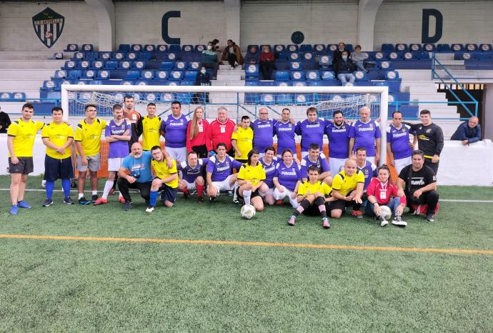 Foto de familia de los equipos de fútbol adaptado de las asociaciones Adizmi y Haszten que ayer triunfaron en el I Campeonato de deporte adaptado de Ortuella.