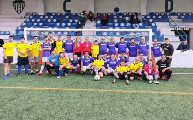 Foto de familia de los equipos de fútbol adaptado de las asociaciones Adizmi y Haszten que ayer triunfaron en el I Campeonato de deporte adaptado de Ortuella. Foto de familia de los equipos de fútbol adaptado de las asociaciones Adizmi y Haszten que ayer triunfaron en el I Campeonato de deporte adaptado de Ortuella.