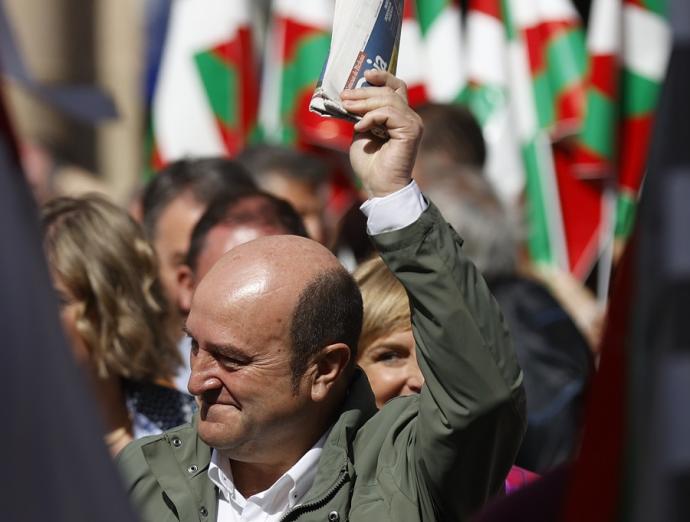 El presidente del EBB del PNV, Andoni Ortuzar, a su llegada a la plaza nueva de Bilbao