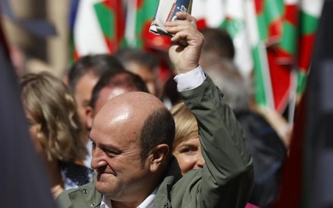 El presidente del EBB del PNV, Andoni Ortuzar, a su llegada a la plaza nueva de Bilbao