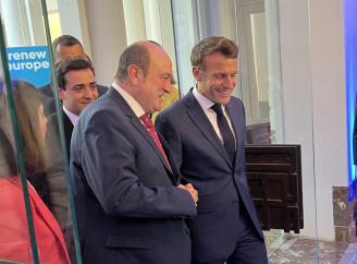 El presidente del EBB del PNV, Andoni Ortuzar, con el presidente de Francia, Emmanuel Macron