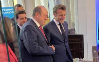 El presidente del EBB del PNV, Andoni Ortuzar, con el presidente de Francia, Emmanuel Macron