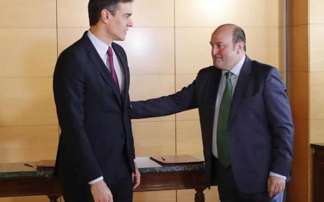 Andoni Orrtuzar, junto a Pedro Sánchez