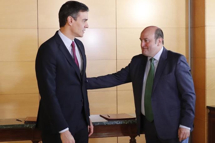 Andoni Orrtuzar, junto a Pedro Sánchez.