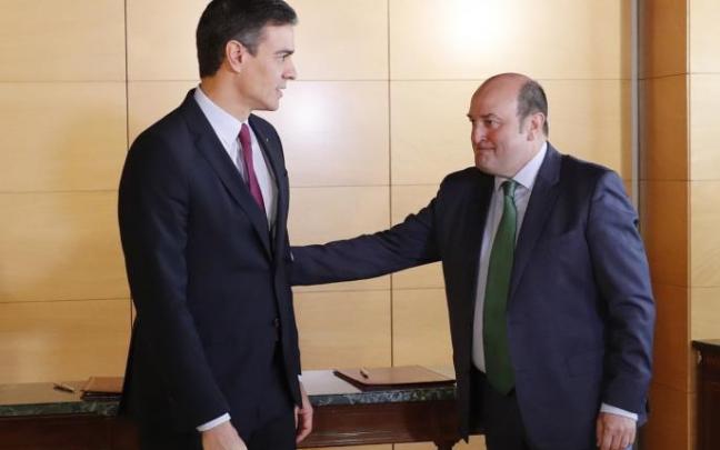 Andoni Orrtuzar, junto a Pedro Sánchez.