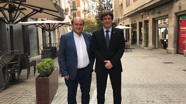 Andoni Ortuzar y Carles Puigdemont durante un encuentro que mantuvieron en 2017