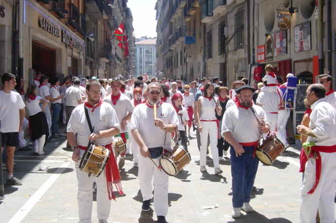 Txistularis de Ortzadar, por la calle Estafeta en fiestas.