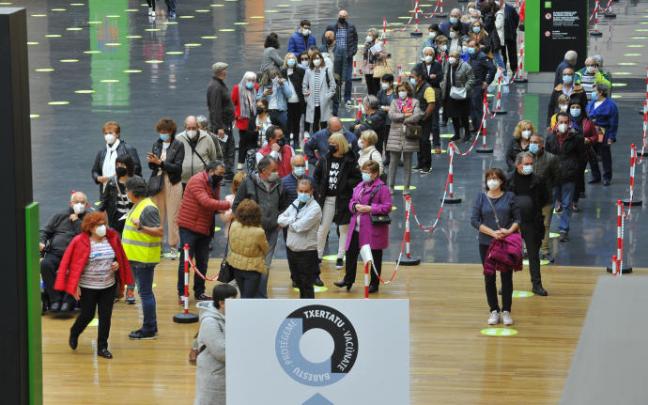 Cientos de personas esperan su turno para poder vacunarse
