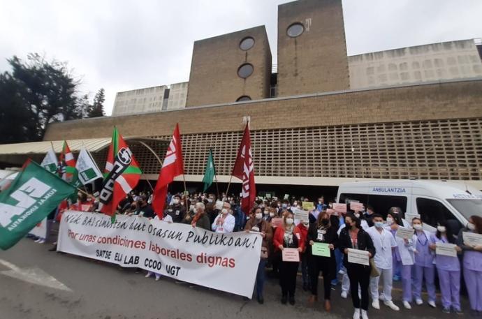 Concentración de sindicatos ante hospitales de Osakidetza.