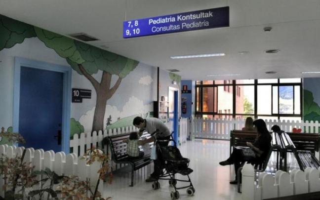 Unas personas en la sala de espera de una consulta de Pediatría. Unas personas en la sala de espera de una consulta de Pediatría.