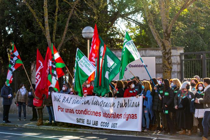 Manifestación de los sindicatos frente a la sede de Osakidetza en Gasteiz.