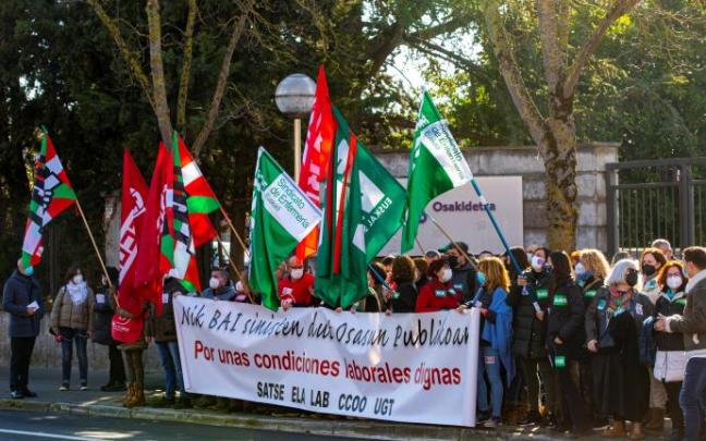 Manifestación de los sindicatos frente a la sede de Osakidetza en Gasteiz.