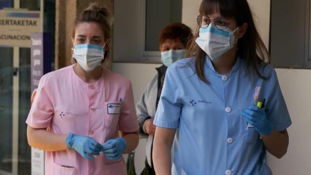 Imagen de dos trabajadoras de Osakidetza.
