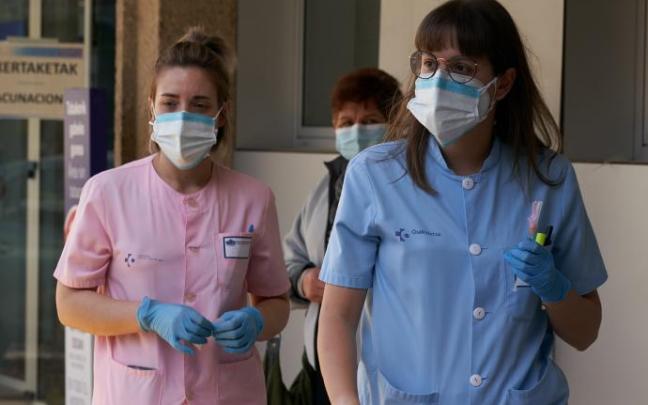 Imagen de dos trabajadoras de Osakidetza.