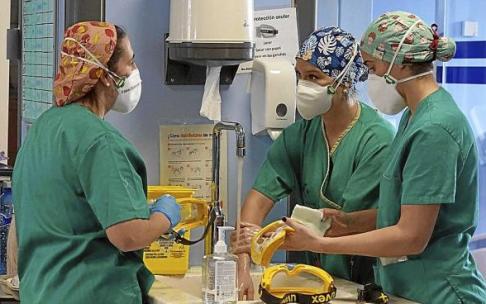 Los hospitales no pueden bajar la guardia pese a la menor presión asistencial fruto de la vacunación.