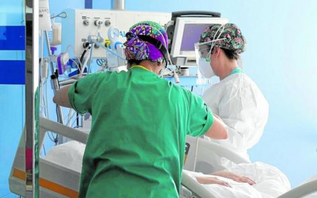 Dos sanitarias atienden a un paciente en la unidad de cuidados intensivos de un hospital vasco durante la cuarta ola de la pandemia. Foto: Pablo Viñas