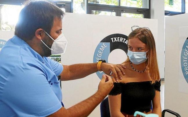 Una joven recibe su dosis vacunal en el centro de vacunación del frontón Atano III de Donostia. Foto: Gorka Estrada