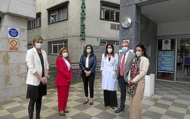 Sagardui, en la visita de ayer a Arrasate, delante del viejo hospital.