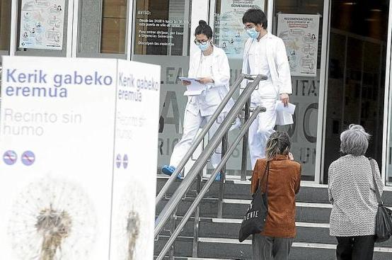 Dos sanitarios salen del Hospital Donostia.