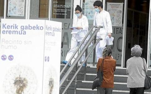 Dos sanitarios salen del Hospital Donostia.
