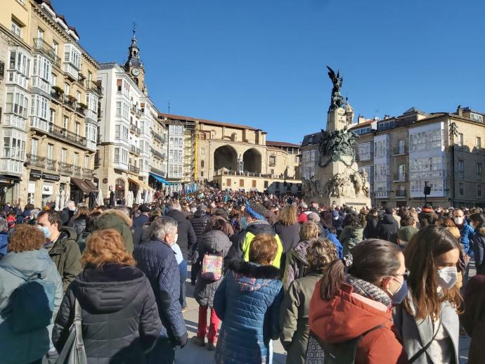 Miles de personas salen a las calles de Vitoria pidiendo más recursos para la sanidad pública.