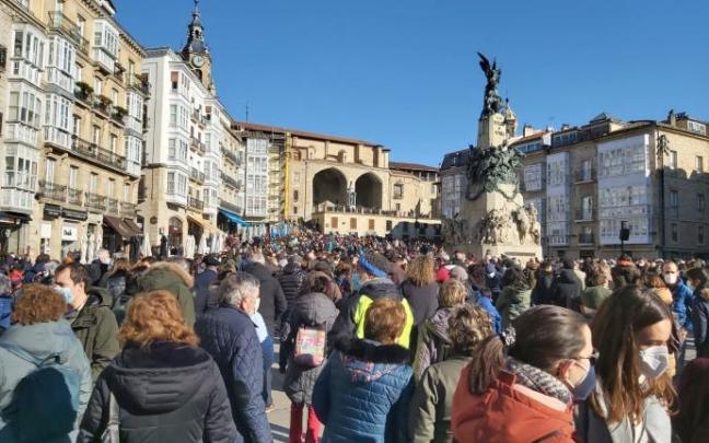 Miles de personas salen a las calles de Vitoria pidiendo más recursos para la sanidad pública.